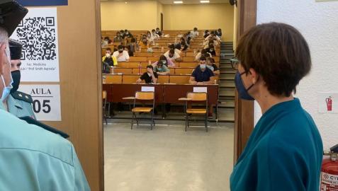 María Gámez, directora general de la Guardia Civil, ha estado presente en la sede de exámenes en la Universidad de Málaga