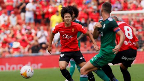 Kang In Lee trata de frenar a Oier Sanjurjo durante el encuentro en el Visit Mallorca Estadi