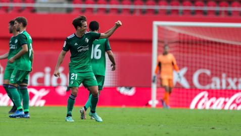 Iñigo Pérez celebra con rabia su golazo de falta en Mallorca