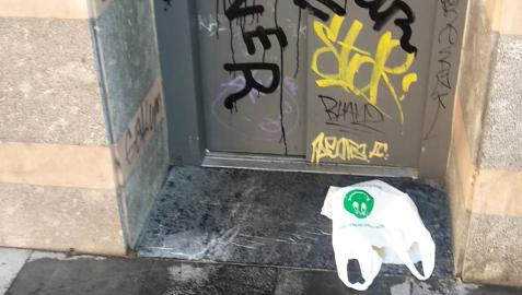 Suciedad y restos tras San Fermín Chiquito en la plaza Compañía de Pamplona