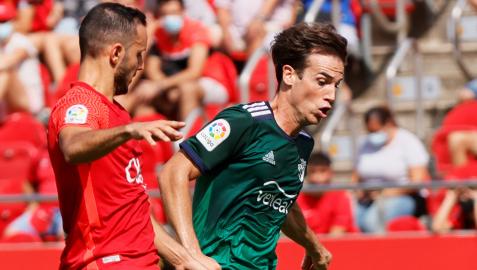 Sastre presiona a Íñigo Pérez durante el choque en el Visit Mallorca Estadi