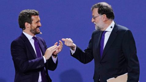 El líder del PP, Pablo Casado (i), y el expresidente Rajoy, en la Convención Nacional del PP celebrada en Santiago de Compostela