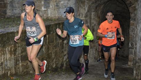 Un grupo de corredores de la edición de 2019, accediendo a la Ciudadela por uno de los pasos amurallados