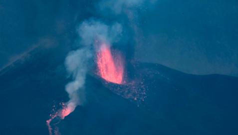 Tras pasar prácticamente medio día sin apenas actividad, este lunes a las 18:45 la erupción del volcán Cumbre Vieja ha comenzado nuevamente a expulsar lava entre explosiones intermitentes