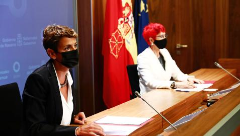 La presidenta María Chivite, acompañada por la consejera de Salud, Santos Induráin, antes de la rueda de prensa de este martes
