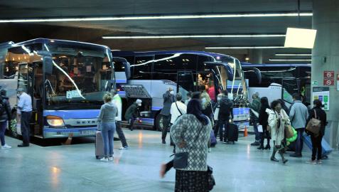 Llegada de viajeros a la estación de autobuses. Una propuesta plantea que los autobuses escolares del Plaza de la Cruz utilizan dársenas de la estación de Autobuses