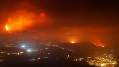 La lava avanza con el municipio de Tazacorte en primer término