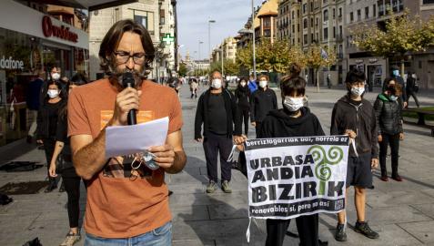 Parque eólico Aldane Uno de los integrantes de la plataforma, durante la lectura del comunicado ayer en Pamplona