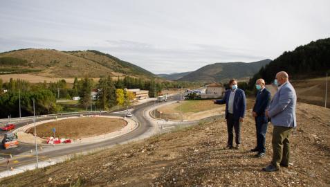 El consejero de Cohesión Territorial, Bernardo Ciriza; el director general de Obras Públicas e Infraestructuras, Pedro López; y el delegado del Gobierno en Navarra, José Luis Arasti
