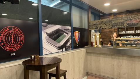 Bodegón del Sadar Rebeca Goñi, en la barra del Bodegón del Sadar, decorado con los escudos de Osasuna