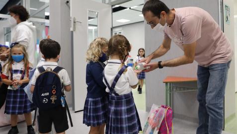 Un profesor da gel a dos niñas en el Colegio Vedruna de Pamplona