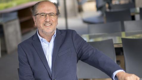 José Luis Orihuela posaba ayer en la terraza del Museo Universidad de Navarra para esta entrevista