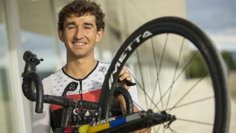 Ion Bermejo Yanguas, ayer con su bicicleta en Zizur Mayor Ion Bermejo Yanguas, ayer con su bicicleta en Zizur Mayor