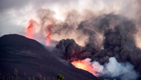 La lava que emerge de la erupción volcánica de Cumbre Vieja, en la isla canaria de La Palma, ha llegado ya al mar.