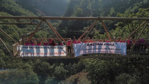 Empleados de Baztan Park con pancartas reivindicativas de su deseo de trabajar en el valle