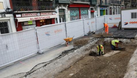 La obra para instalar los buzones de recogida neumática de residuos comprende varios metros de la calle Ansoleaga, a la altura de la plaza de San Francisco
