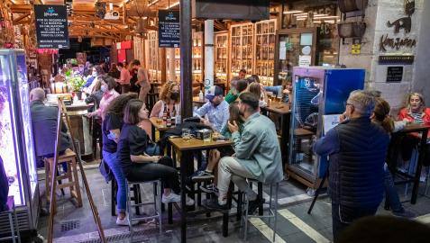 La hostelería vivió ayer hasta las doce de la noche con restricciones y hasta su cierre de madrugada sin límite de aforo y con consumo en barra. La hostelería vivió ayer hasta las doce de la noche con restricciones y hasta su cierre de madrugada sin límite de aforo y con consumo en barra.