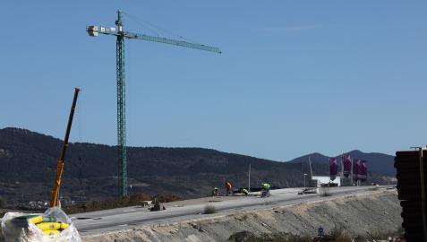 Aspecto de las obras de urbanización. Entre los banderines, la parcela de las primeras viviendas