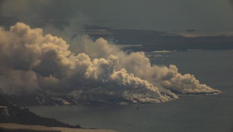 Nube tóxica generada al entrar en contacto la lava con el mar