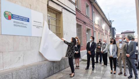 La consejera de Justicia del Gobierno Vasco, Beatriz Artolazabal, ha presidido en la prisión de Basauri, su primer acto oficial como gestora de los centros penitenciarios vascos
