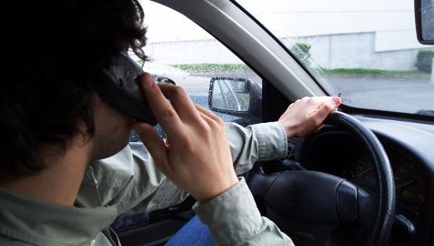 Usar el móvil al volante es una de las distracciones más frecuentes al conducir