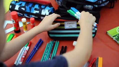 Un niño prepara su material escolar