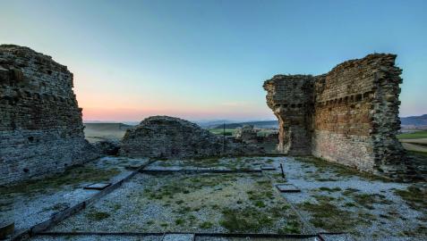 Los muros antiguos del Castillo de Tiebas nos remontan a la vida cortesana de reyes navarros como Teobaldo II, Enrique I o Carlos II