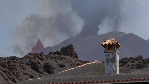 Fotografía de la colada sur de la lava tras la erupción del volcán de La Palma
UME
30/09/2021 Fotografía de la colada sur de la lava tras la erupción del volcán de La Palma.