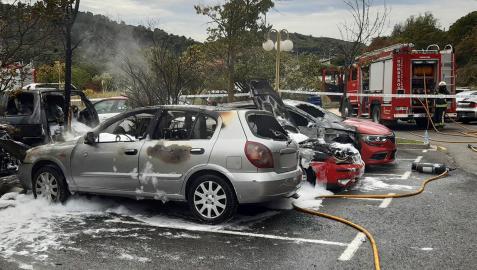 Estado en el que quedaron los vehículos incendiados en Estella