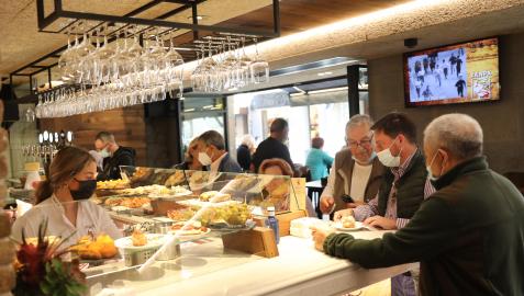 Interior del bar Zanpa en la calle Estafeta a la hora del aperitivo con clientes de pie en la barra