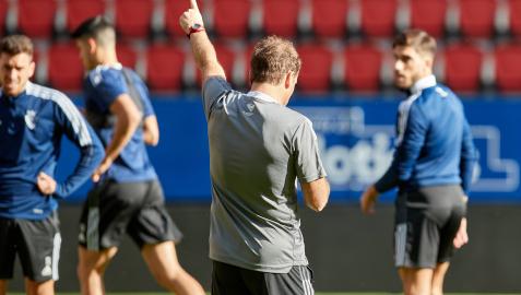 Jagoba Arrasate da indicaciones a sus jugadores en la última sesión celebrada ayer en El Sadar antes de recibir al Rayo Vallecano