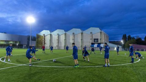 Los jugadores de la Mutilvera realizan un rondo en la sesión vespertina del pasado miércoles