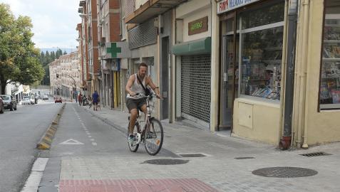 carril bici Son muchos los ciclistas que suben a la acera por seguridad, pese a que la Ordenanza no lo permite