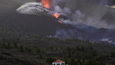 El volcán de Cumbre Vieja, con Tacande de Arriba en primer plano