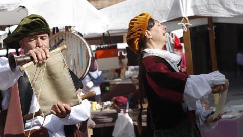 Actores ataviados como en la época barroca se dirigen al público que acudió al mercado de la plaza de España