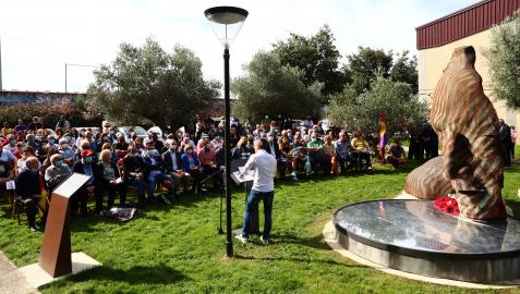 Un momento del acto inaugural con la escultura del parque