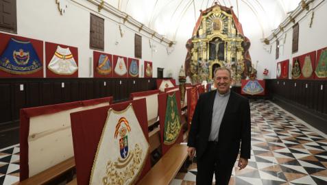 César Magaña, párroco de San Nicolás y San Saturnino, en la exposición de mantos ubicada en el oratorio San Felipe Neri