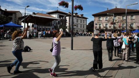 Hubo muchas personas que se animaron a bailar en la plaza de los Fueros de Elizondo