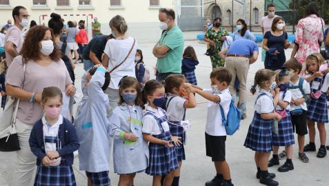 Alumnos y padres del colegio Vedruna de Pamplona, en el primer día del presente curso