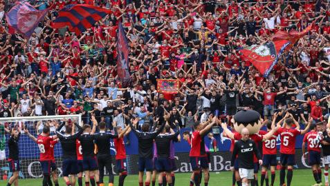 Afición y jugadores, cara a cara, en el clásico cántico tras los partidos en El Sadar para celebrar una victoria in extremis