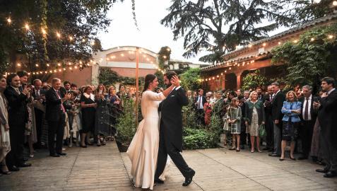 María y Borja dieron ayer inicio al baile en una zona exterior del Hotel Villa Marcilla. Los invitados y novios se quitaron las macascarillas durante unos instantes para la fotografía. Eligieron el Vals de Astrain