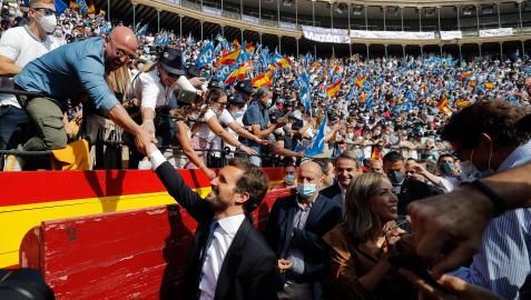 Pablo Casado saluda a los simpatizantes en la plaza de toros de Valencia en el cierre de la convención del PP