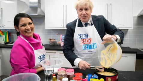 El primer ministro británico, Boris Johnson, y la ministra del Interior, Priti Patel, visitan un centro de reunión para jóvenes en Manchester