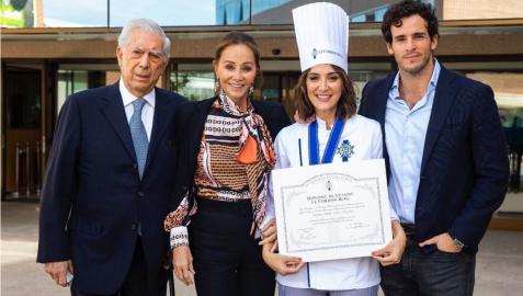 Tamara Falcón, el día de su graduación en Le Cordon Bleu, junto a su novio, su madre y el novio de esta