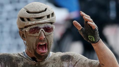 Colbrelli, completamente embarrado, grita tras cruzar la meta en la París-Roubaix