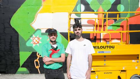Javier Murillo y Carlos Almagro, junto al mural