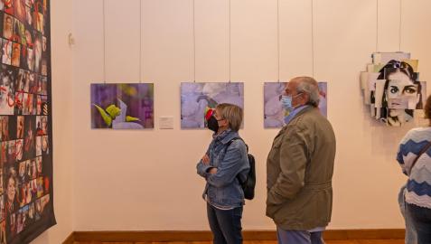 El público se interesa por las exposiciones que pueden visitarse en la Casa de Cultura de Estella durante el mes de octubre