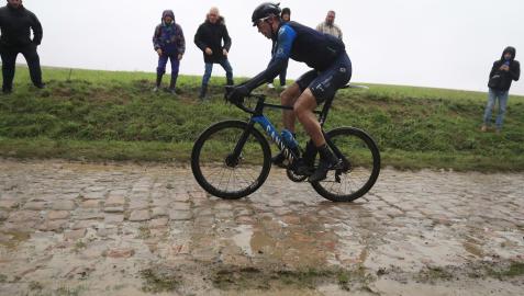 Imanol Erviti, en uno de los tramos adoquinados de la Roubaix, que ayer estaban embarrados