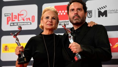 Elena Irurita y Aitor Gabilondo ('Patria'), con sus respectivos premios