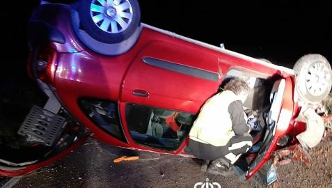 El vehículo ha quedado totalmente atravesado en la calzada tras volcar